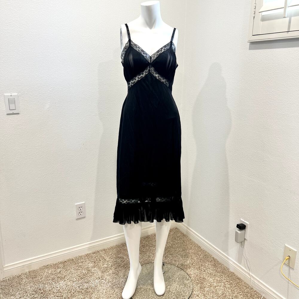 Vintage 1950's Vanity Fair Black Full Slip - Pleated Bra & Hem Size 32